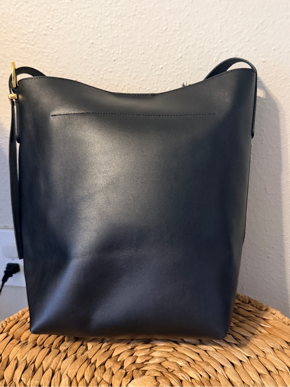 Madewell The Essential Bucket Tote with wallet - Picture 4 of 11